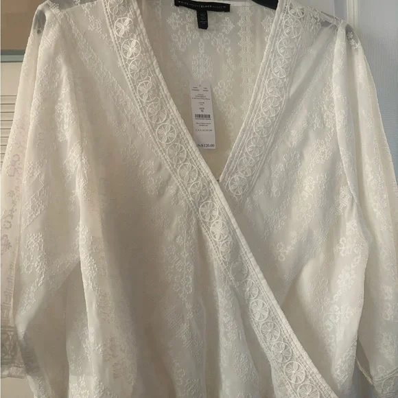 WHITE HOUSE BLACK MARKET WHITE LACE TOP. - Picture 2 of 5